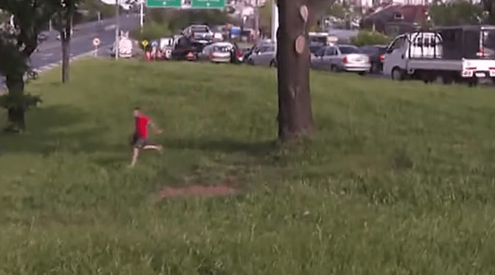 Roban herramienta a un hombre en plena Avenida General Paz durante un accidente transmitido en&nbsp;vivo
