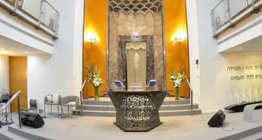 Odio sin freno: Detienen a hombre por ataque antisemita con escupitajos e insultos en un templo de Villa&nbsp;Crespo