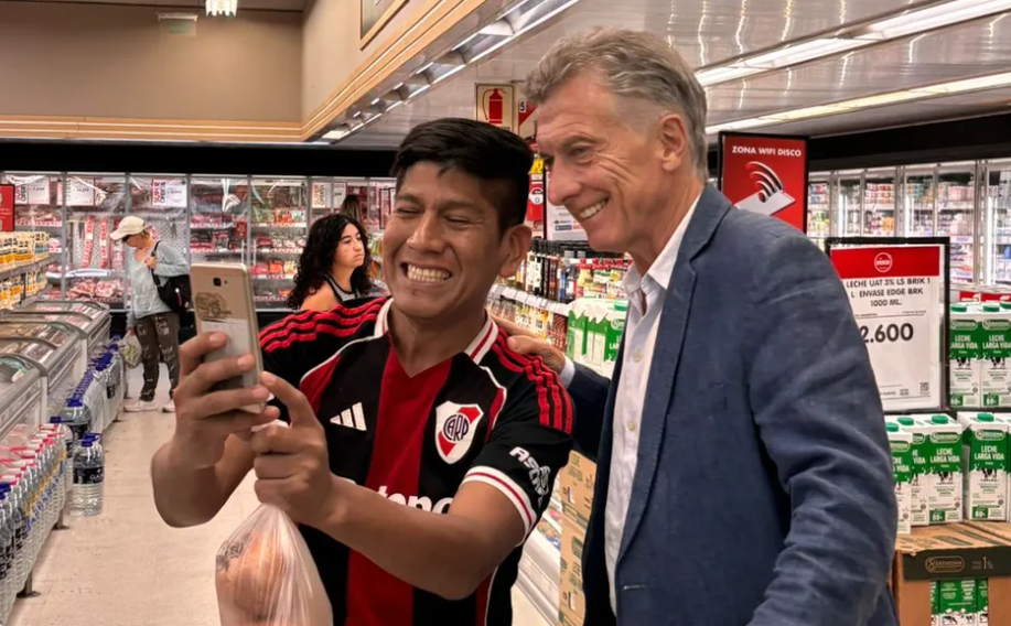 Sorpresa en Palermo: Macri apareció en un supermercado y se sacó fotos con&nbsp;vecinos
