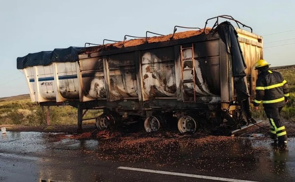 Camión se incendió mientras llevaba maíz por la Ruta&nbsp;22