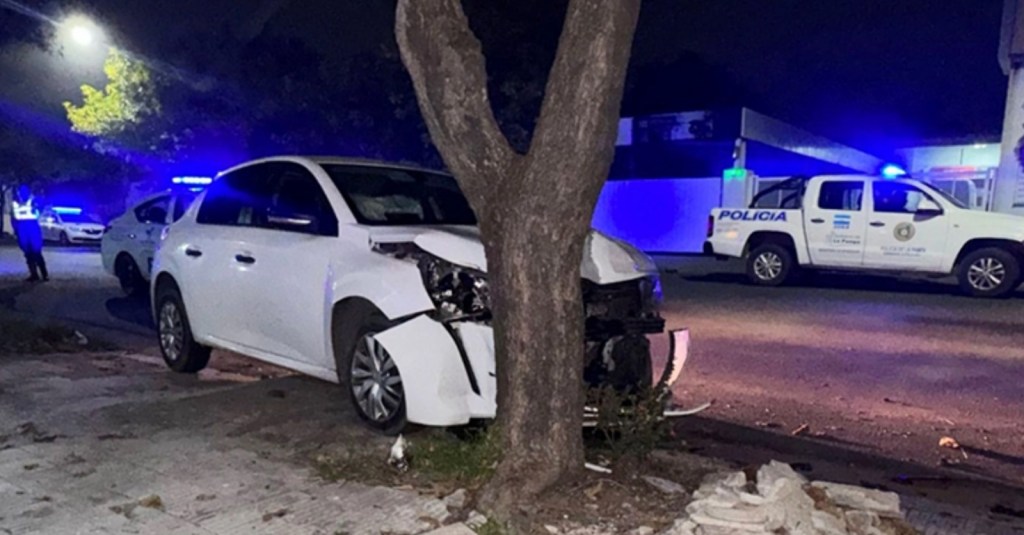 Una conductora bajo los efectos del alcohol causó múltiples destrozos en la&nbsp;ciudad